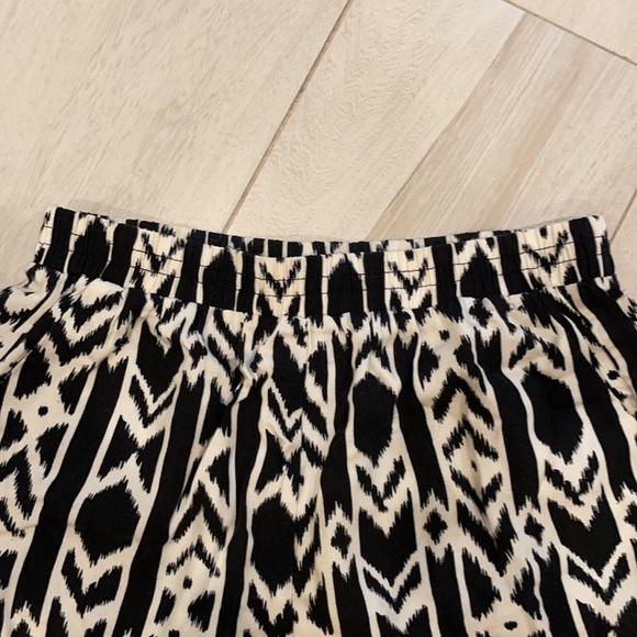 Black & White Shorts - Picture 4 of 4